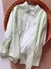 Camisa feminina super valorizadora na cor damasco claro, adequada para usar em camadas, fina, de corte solto, versátil, emagrece e esconde imperfeições, pode ser usada como cardigã ou peça externa para proteção solar