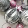 Caja de Set de Bolas de Navidad Personalizadas de 3cm6cm Set de Bolas Pintadas 26 Piezas Decoraciones Pequeñas para Colgar en el Árbol de Navidad Bola Rosa