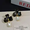 Pendientes de Flor Esmaltada Beige Estilo Vintage con Clavos de Plata para Mujer, Presentando un Ambiente Cortesano de Alta Gama, Lujo Ligero, Diseño Único y Exagerado, Pendientes de Moda