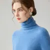 La nueva colección de otoño e invierno de Andy presenta suéteres de punto acanalado de color liso con diseño de cuello alto, ofreciendo un look sencillo y versátil.. Estas capas base de corte ajustado están disponibles para venta al por mayor