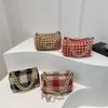 Bolsa de Mão Colorida Contrastante Estilo Coreano Nova Chegada Feminina Primavera 2024 Retro Fashionável Almofada de Lã Bolsa Transversal Pequena Quadrada