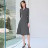 Moda de Primavera Vestido Gris de Manga Larga con Cuello en V de Gama Alta para Mujer Corte Ajustado Simple de Longitud Media Falda de Paraguas Simple Ol
