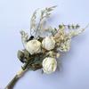 Borde quemado Rosa sosteniendo flor flor artificial borde quemado rosa mesa de comedor portabotellas ramo de flor artificial hotel flor de seda respaldo de silla Flor