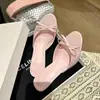 Zapatos de tacón alto de tacón fino, estilo de moda nuevo para verano 2025, para usar en exteriores, sandalias de una tira con lazo rosa de estilo francés suave para mujer