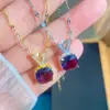 Colar de Aço Titânio com Pingente Geométrico Quadrado de Diamante Totalmente Cravejado em V, Venda Quente Transmissão Ao Vivo, Corrente Simples e Popular Criativa para Clavícula Atacado