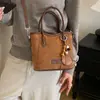 Bolso de mano de otoño, bolso de hombro, nuevo estilo de moda, bolso cubo retro coreano, 2026, diseño simple, bolso cruzado para mujer, gamuza, correa diagonal
