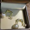 Pendientes de Perlas de Doble Letra Estilo Melade de Tiktok para Mujer, Pendientes de Botón de Alto Gama Estilo Chanel de Lujo Ligero, Temperamento Francés