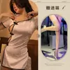 Nova Lingerie Sexy de He Mei, Uniforme Estilo República da China Vintage, Design Apaixonante com Fenda, Qipao Curto Quente, Disponível para Dropshipping