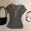 Top de Manga Corta para Mujer a Rayas y Bloques de Color Estilo Coreano Ajustado de un Solo Botón 2025 Camiseta Versátil a Rayas Ajustada