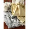 Un par de pantalones de invierno - forrados de polar, engrosados y diseñados para usarse en dos direcciones. Estos pantalones casuales cuentan con cintura elástica, corte holgado, pierna recta y pierna ancha.. Pantalones de chándal de invierno para mujer, modelo H090716