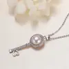 Venta al por mayor de joyería collar colgante de perla chapado en oro de cobre puesto de joyería de moda neta suministro de joyería de perla de agua dulce para mujer