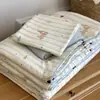 Juego de Verano de Cuatro Piezas con Colcha de Gasa de Doble Capa de Algodón Puro, Amigable con la Piel y Cómoda, de Grado Materno e Infantil, con Cordón Integrado, Núcleo de Colcha Lavable a Máquina