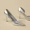 Tacones Altos Plateados Mujer 2026 Nuevos Impresionantes Sensación de Alta Gama Cómodos Tacón Delgado con Estilo Vestido de Noche Corte Lateral Zapatos de Salón