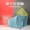 Cubo de basura de plástico simple para baño y sala de estar al por mayor, cesta de basura hueca, papelera, tienda de cinco yuanes, venta al por mayor de productos pequeños