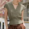 Camisa Feminina Minimalista Verde de Manga Curta com Decote em V, Leve e Sofisticada, Estilo Francês, Top Versátil de Verão com Fechamento Duplo e Ajuste na Cintura
