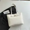 Bolso de mano y hombro de moda, color liso único, nuevo modelo 2026, gran capacidad, estilo invierno, moderno, casual, bolso tipo cubo simple