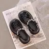Sapatos de Princesa para Meninas, Sapatos Pequenos de Couro para Crianças, Novos Sapatos de Pérola para Meninas Primavera e Verão 2026, Sapatos Individuais Macios com Laço