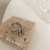 Anillo de metal vintage ligero de lujo de alta gama con diseño de nicho para mujer, anillo de dedo moderno y personalizado para hombre.
