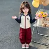 Conjunto deportivo para niña, nuevo y elegante atuendo infantil de otoño 2026 para bebés, conjunto de dos piezas súper lindo con pantalones cargo