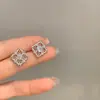 Brincos Minimalistas de Alto Padrão Estilo Vintage de Nicho para Mulheres, Pequenos e Simples, Moda Versátil, Brincos de Tarraxa com Pingente de Cruz