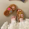 Chinelos fofos de uma tira para outono e inverno, chinelos florais de pelúcia, novos chinelos femininos peludos baixos para uso doméstico, 2026, adequados para uso externo e decoração