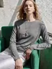 Principios de otoño de 2026, camiseta de manga larga estilo commuter de lana Tencel con un nudo retorcido tridimensional y cuello redondo, camiseta base de diseño entallador