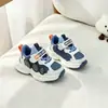 Nova coleção Outono 2025: sapatos com face de couro para meninos e meninas, tênis para bebês, tênis de corrida leves para meninos e meninas