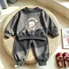 Novo Conjunto Esportivo Casual de Desenho Animado Solto para Meninos na Primavera e Outono, Conjunto de Duas Peças Moderno para Crianças Pequenas, Fofo e na Moda