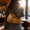 Bolso de Axila de Gama Alta para Viajeros para Mujer Invierno 2025 Nuevo Bolso Tote Retro al Hombro Bolso Cruzado Versátil de Moda