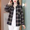 Camisa de Manga Longa Xadrez Estilo Coreano Outono e Inverno 2025 para Mulheres de Meia-Idade Jaqueta Longa Casual Versátil Nova de Outono para Mães