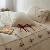 Juego de cuatro piezas de algodón y lino tejido con color y bordado de rosa vintage, con moños estilo bosque para niñas, funda de edredón transpirable, sábana y sábana bajera ajustable