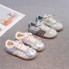 Tênis esportivos estilo coreano para meninas, novo modelo 2026, tênis casuais coreanos para crianças, tênis de treino alemães, sapatos macios estilo Forrest Gump para bebês meninas, estilosos