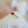 Anel Dourado com Zircônia Vermelha e Banda Dourada Estilo Japonês, Design de Nicho, Banhado a Ouro, Vintage, Luxo Leve, Delicado, Clássico, Elegante, Fofo