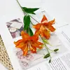 Lírio de Flores Duplas de Duas Cabeças Flores Artificiais de Alta Qualidade Transfronteiriças Flor de Mesa Flores Artificiais Estilo Europeu Luxo Acessível Acessórios para Casa Guia de Fotografia