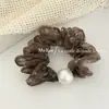 Goma de pelo plisada tipo scrunchie con degradado estilo tinta china y perlas, suave con el cabello, liga para coleta