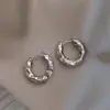 Brincos Dourados Torcidos para Mulheres, Luxo Acessível, Brincos Geométricos de Alta Qualidade, Modernos para o Dia a Dia, Brincos Versáteis, Design de Nicho
