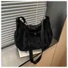 Bolsa de Lona Feminina Outono Inverno 2026 Nova Pequena Design de Nicho Bolsa de Ombro Único Transversal Estilo Coreano Casual Popular Este Ano Bolsa Tote