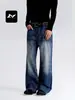 Jeans de mezclilla lavada estilo vintage con efecto bigote de gato, diseñados para hombres y mujeres, con corte holgado, estilo versátil y una silueta casual de pierna curva.