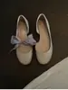 Sapatilhas de estilo literário francês para mulheres, nova coleção de verão 2026, sapatos Mary Jane retrô versáteis de sola macia com corte lateral
