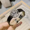 Reloj joya Versa estilo Chanel flor rosa brillante juego de borla completa de circonita de camelia chapado en oro