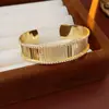 Pulsera Abierta Rayada con Tachuelas de Diamante Electrochapada en Oro Real, Brazalete Exquisito de Lujo Ligero de Gama Alta, Estilo Europeo y Americano, Joyería Minimalista