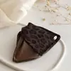 Pinza de garra triangular de cuero de lujo con estampado de leopardo para mujer, pinza de tiburón grande, nuevo modelo 2026, pinza para el cabello de la parte posterior de la cabeza, accesorio para el cabello de alta gama