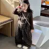 Pantalones de Invierno para Niñas 2025 Nuevos Elegantes Mono de Forro Polar con Bloques de Color para Niños Mono de Bebé Moderno