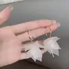 Pendientes de flor con temperamento de súper hada, pendientes con pasador de plata s925, pendientes de pétalos blancos para vacaciones en la playa, diseño para mujer, clip para oreja