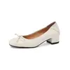 Zapatos de salón de corte bajo para mujer hechos de piel de vaca de capa superior con tacón grueso, nuevo modelo de otoño, piel genuina por dentro y por fuera, punta redonda, lazo, zapatos de salón de tacón medio