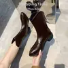 Nuevas Botas de Tobillo Versátiles Estilo Vaquero Occidental para Mujer 2026 Otoño/Invierno Exportación Nueva Punta Puntiaguda Cuello en V Pequeño Tacón Grueso Comercio Transfronterizo