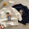Camiseta Infantil de Manga Longa T2026 Olho Apertado Primavera Nova Desenho Animado Urso Manga Longa para Meninos e Meninas, Versátil Gola Redonda para Bebês