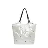 Bolso de Hombro de Gran Capacidad para Mujer 2026 Nuevo Bolso Acolchado con Patrón de Estrellas para Viaje Diario Chaqueta de Plumas Bolso Tote Acolchado Plateado Brillante