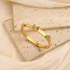 Pulseira de Aço Inoxidável Anel Aberto em Forma de C 18K Não Desbota Feminina Luxo Leve High-End Pulseira de Aço Titânio Banda Lisa Direto do Fabricante
