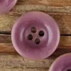Suave Diseño de Nicho Rosa-Morado con Bordes Anchos Cóncavos, Estilo Artístico y Fresco, Decoración de Botón de Fruta Natural